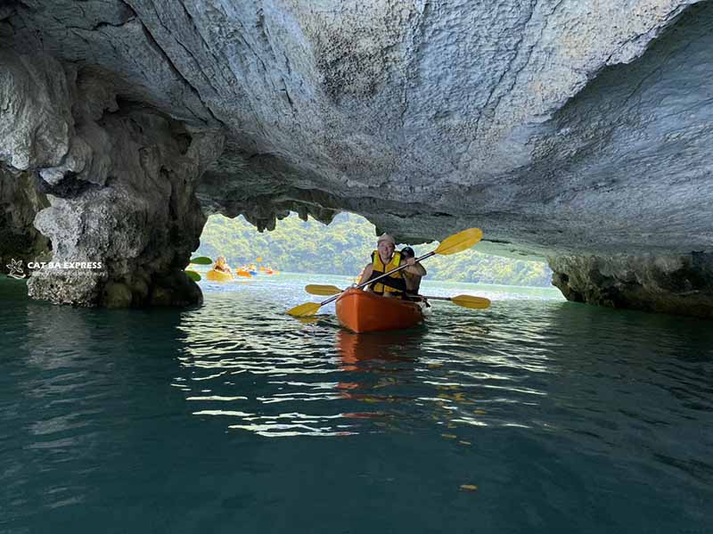 Chèo kayak tại Hang Sáng Tối Chèo kayak tại Hang Sáng Tối