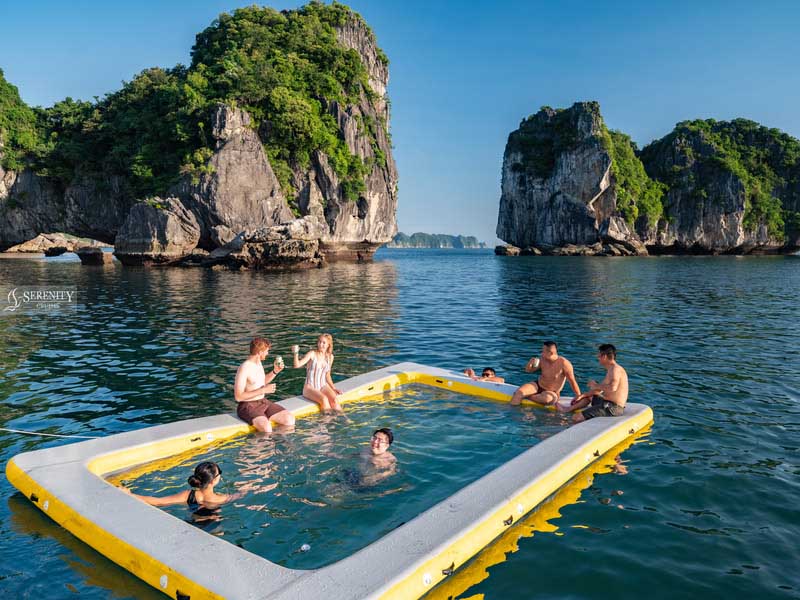 Tắm bơi giữa vịnh với bể phao khí Tắm bơi giữa vịnh với bể phao khí