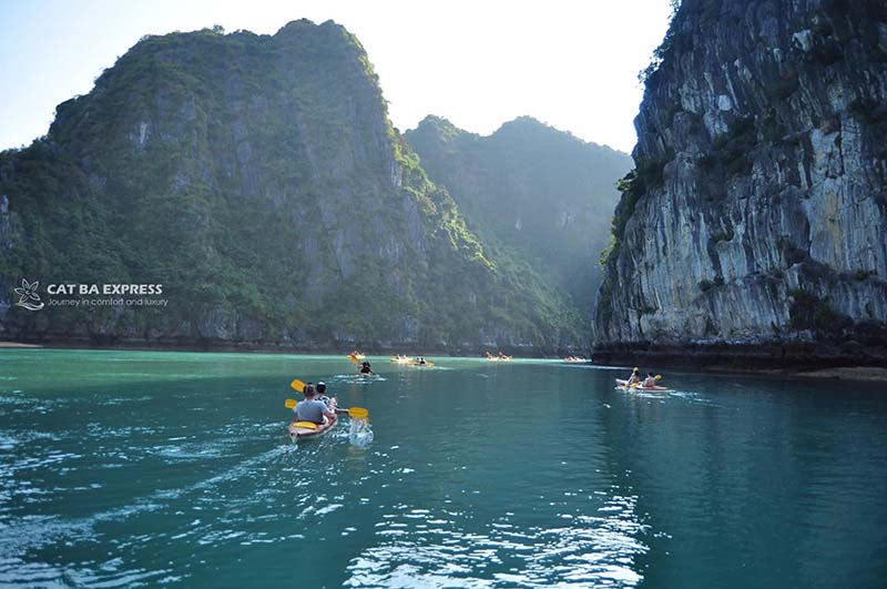 Chèo kayak trên Vịnh Lan Hạ Chèo kayak trên Vịnh Lan Hạ