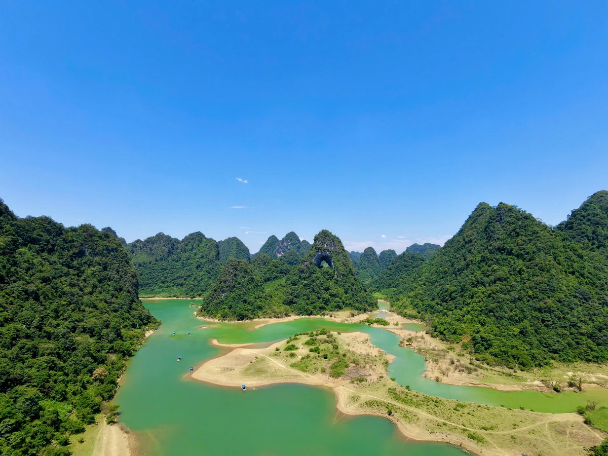 Núi Thủng Mắt Thần Cao Bằng