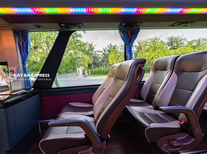 Nội thất xe đi Cát Bà từ Hà Nội