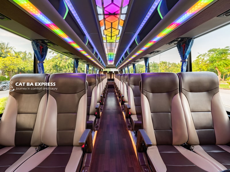 Nội thất xe Hà Nội đi Cát Bà