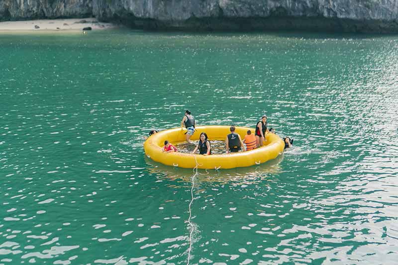 Bể bơi phao khí giữa vịnh Bể bơi phao khí giữa vịnh